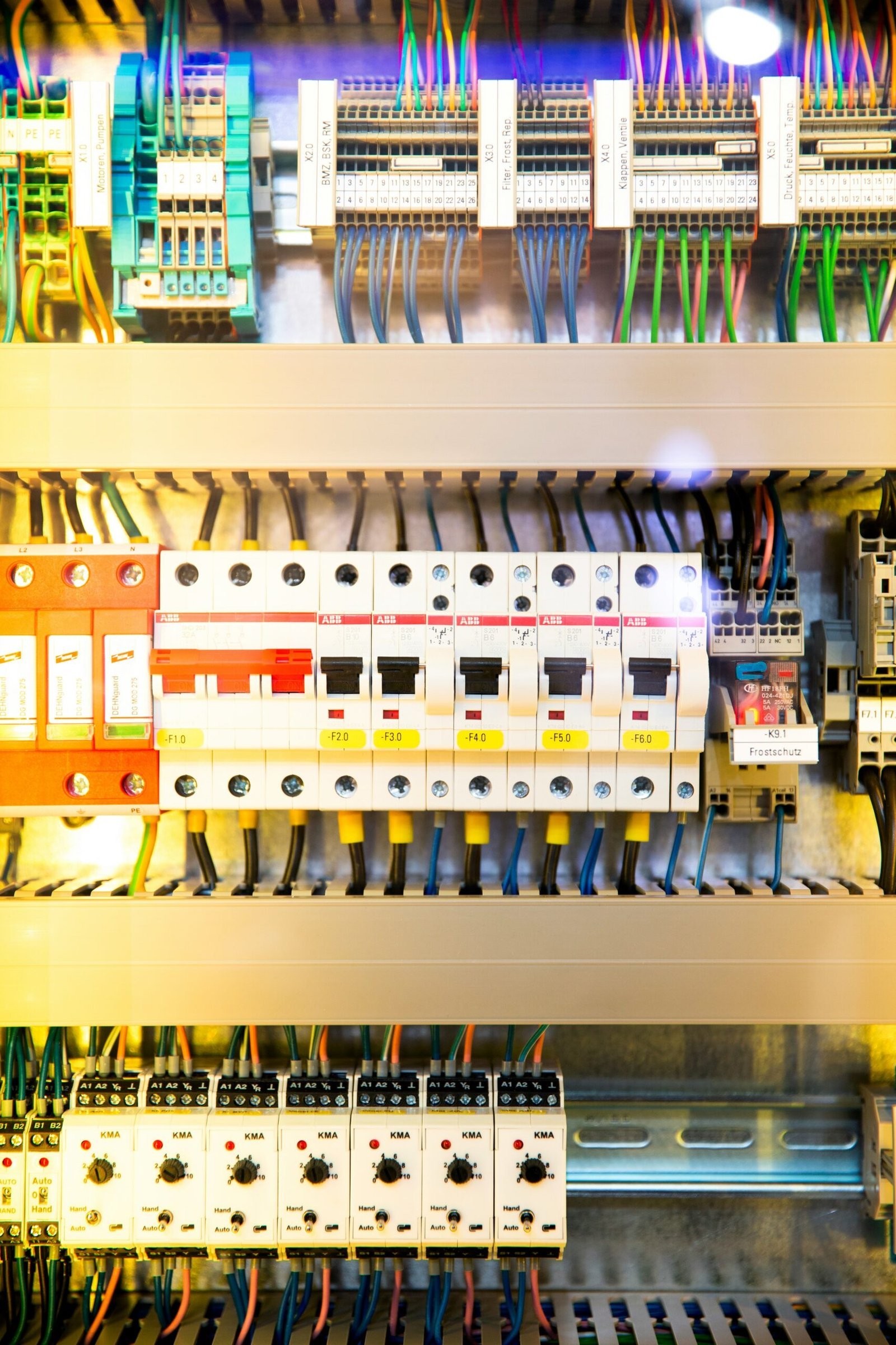 multicolored-electronic-part-scaled-1 خدمات كهربائي المنازل في الكويت: دليل شامل لجميع محافظات الكويت