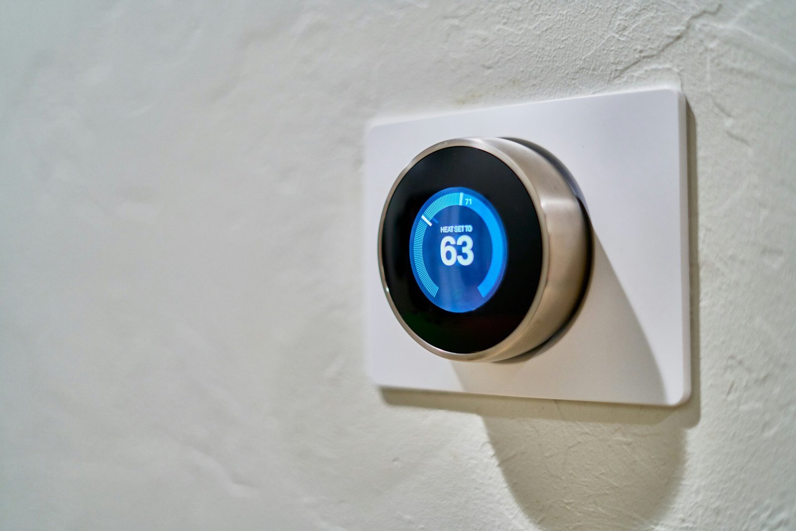 gray-Nest-thermostat-displaying-at-63-scaled-1 خدمات تصليح المكيفات وثلاجات العرض في الكويت على مدار الساعة